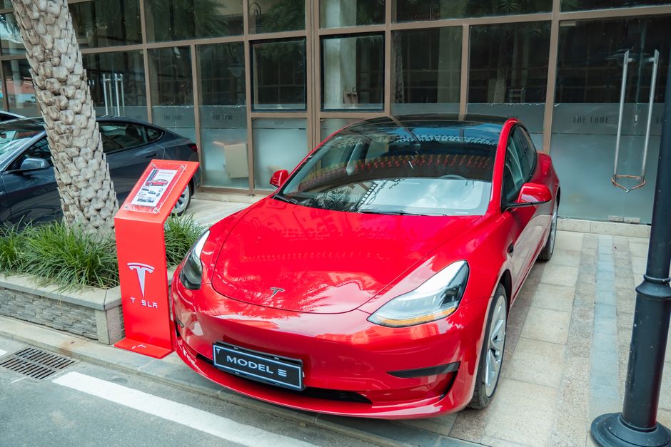 Tesla презентує абсолютно новий електричний автомобіль