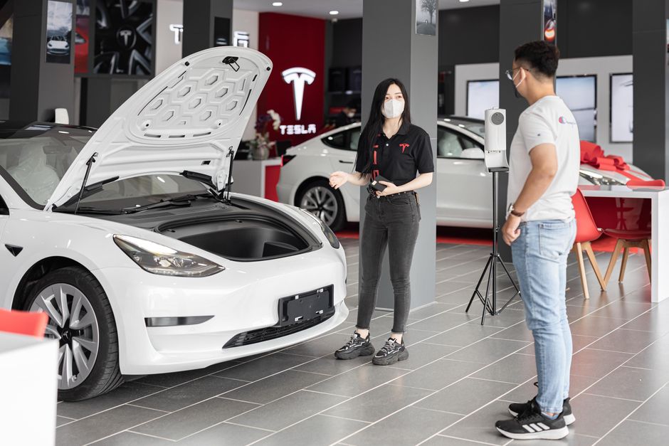 Tesla представила серійний Roadster з можливістю польоту