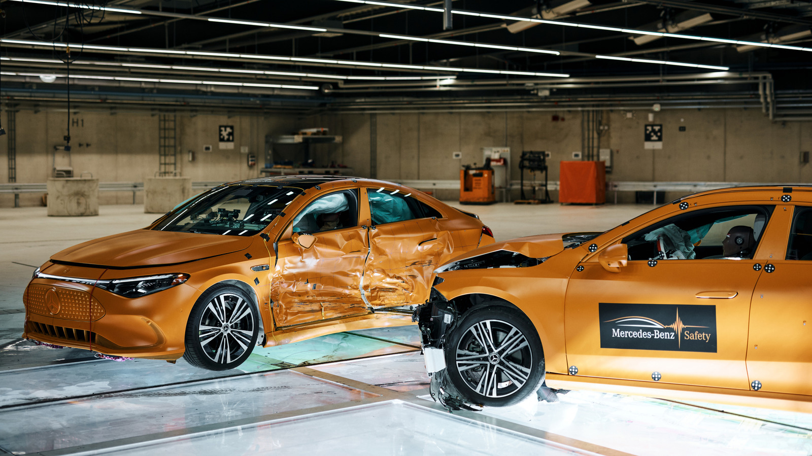 Mercedes-Benz провів унікальний краш-тест зіткнення двох рухомих автомобілів