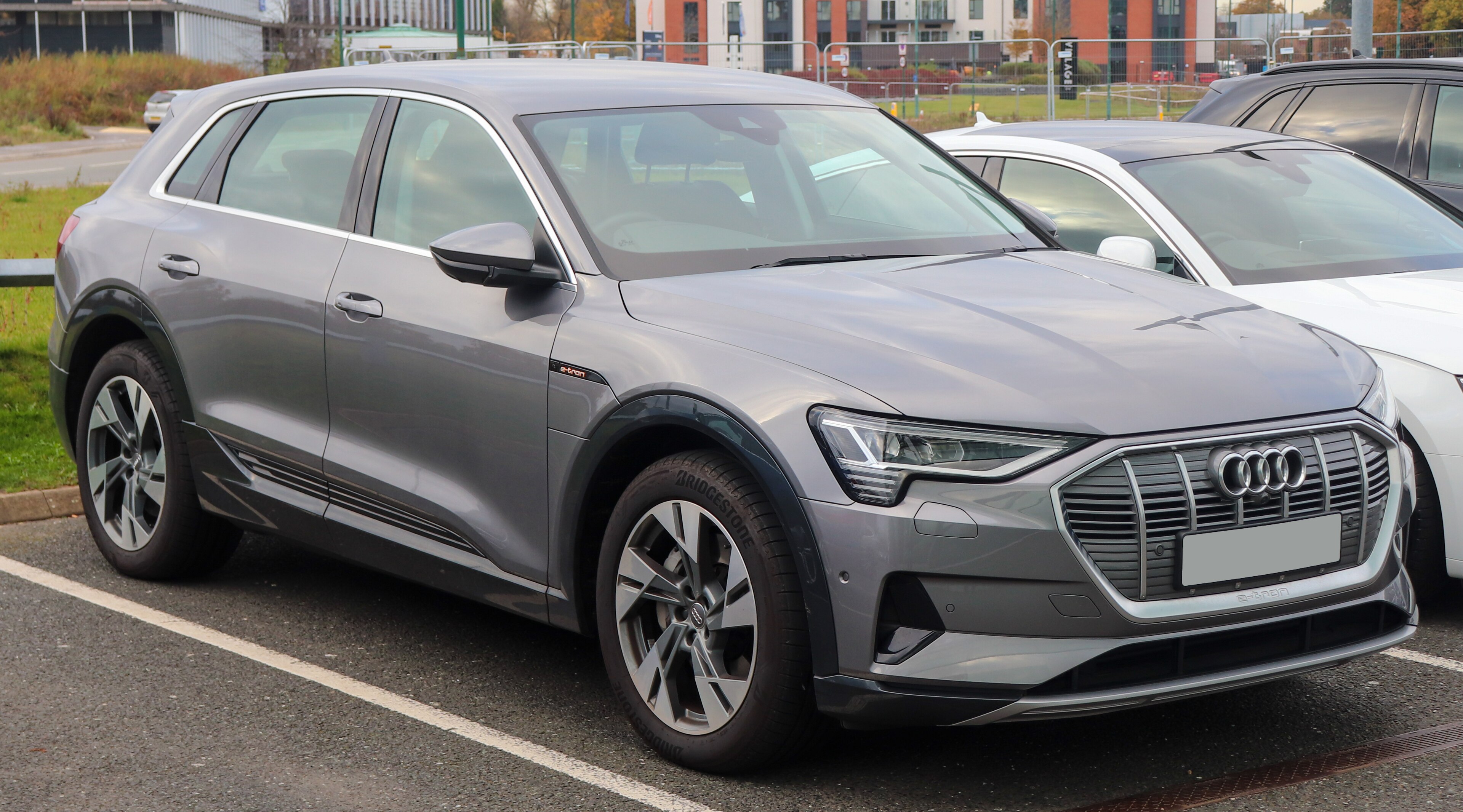 Audi Q8 e-tron 2023. Фото та відео