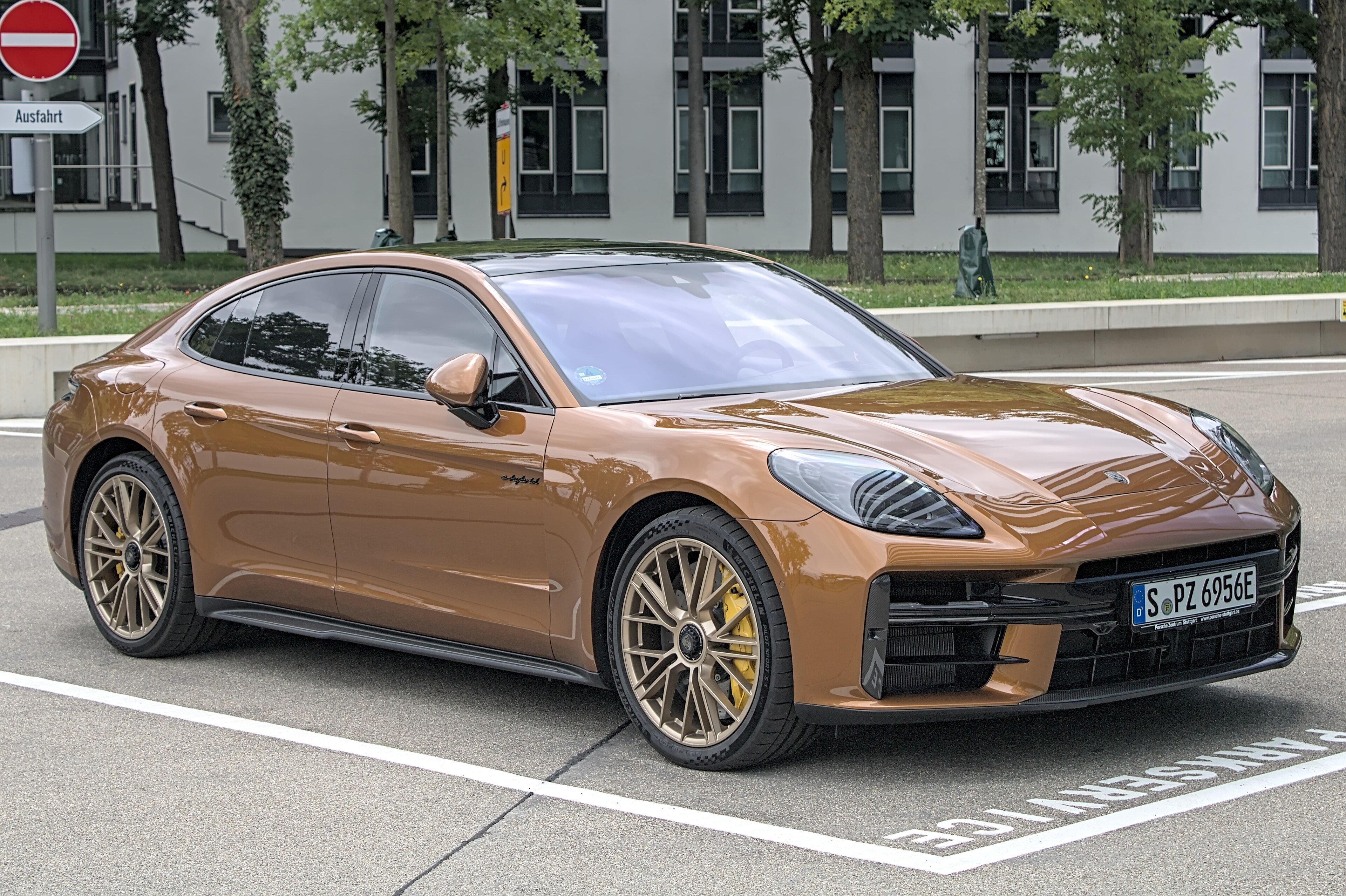 Porsche представив оновлену Panamera