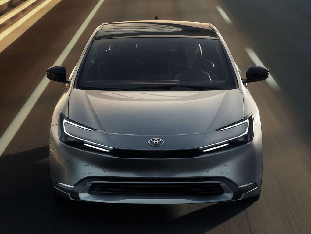 Toyota Prius 2023. Фото та відео