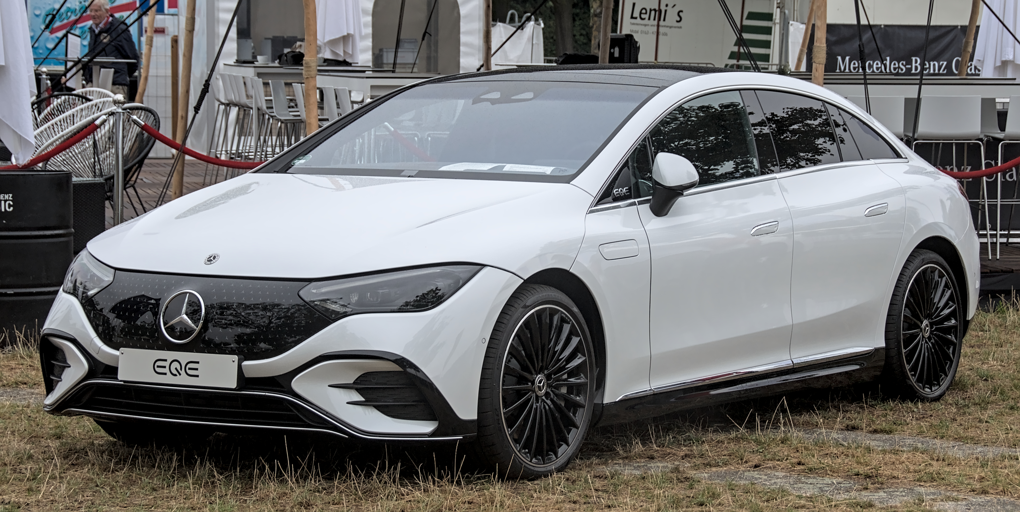 Представлений електричний кросовер Mercedes-Benz EQE SUV