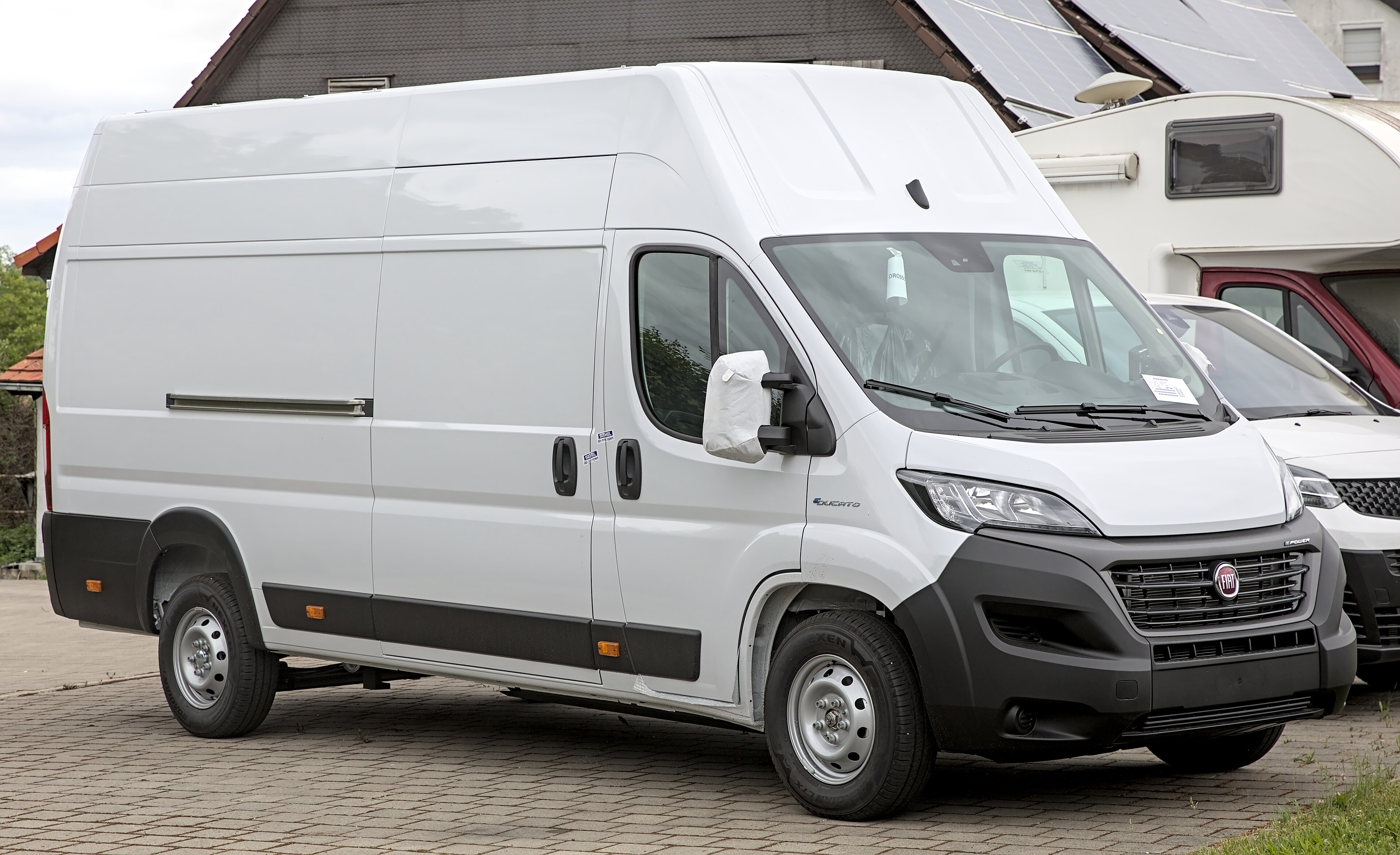 Серійний електрофургон Peugeot E-Boxer запропонував дві версії на вибір
